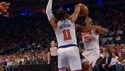 开云体育移动端-被防得很难受！哈登一对一强攻 遭布伦森生切